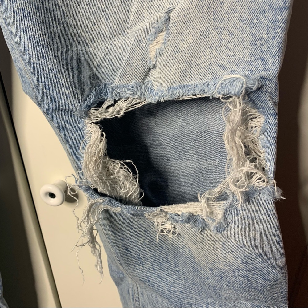 Abercrombie & Fitch The 90s Straight Ultra High Rise Distressed Jeans - Picture 5 of 12